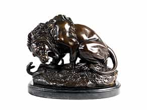 Bronzefigur eines Löwen im Kampf mit einer Schlange