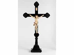 Holzkreuz mit Corpus Christi in Elfenbein