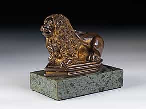 Sitzender Löwe in feuervergoldeter Bronze