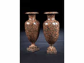 Paar große Porphyr-Vasen