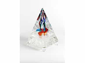 Glasobjekt in Form einer Pyramide