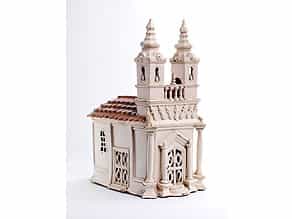 Modell eines zweitürmigen Kirchengebäudes