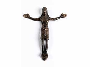 † Romanisches Bronzekruzifix