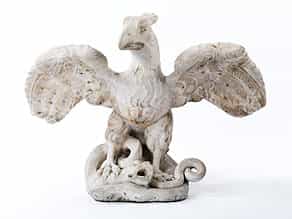 Marmorfigur eines auf einer Schlange stehenden Adlers