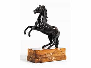 Bronzefigur eines hochsteigenden Pferdes