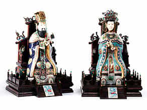 Dekoratives Herrscherpaar auf Holzthronen
