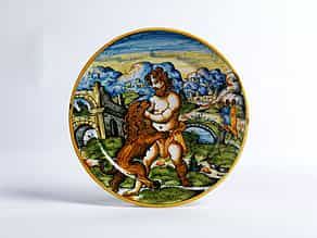 Majolika-Teller mit Darstellung des mit dem Löwen kämpfenden Herkules