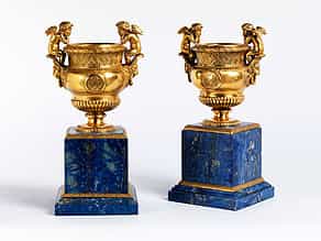 Paar Kaminvasen in feuervergoldeter Bronze mit Lapislazuli-Sockeln