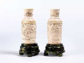 Vasenpaar in Elfenbein auf Jadesockeln