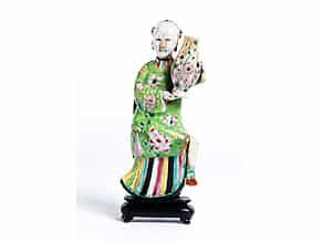 Chinesische Porzellanfigur einer eine Vase haltenden Frau