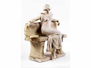 Marmor- / Alabasterfigur einer jungen Dame auf einer antiken Steinbank sitzend