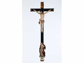 Kreuz Christi mit holzgeschnitztem Corpus und einer trauernden Marienfigur am Kreuzfuß