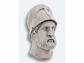 Bärtiger Männerkopf mit antikem Helm