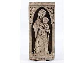 Andachtsbild einer stehenden Madonna mit Kind in Stein