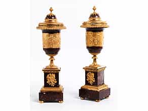 Paar Brûle Parfum-Vasen in feuervergoldeter Bronze und Rouge Griotte-Marmor
