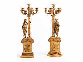 Paar elegante, figürlich gestaltete Kaminkandelaber in Bronze und Feuervergoldung