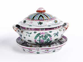 Große chinesische Porzellan-Deckelterrine mit ovaler Schale