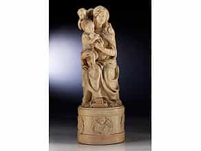 Große Elfenbeinschnitzfigur einer Maria mit dem Kind und einem kleinen Engel zu Häupten des Kindes