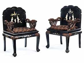Paar chinesische Sessel mit Lackmalerei und Perlmutt-Intarserie