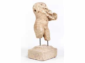Antike Marmorfigur eines nackten Knaben