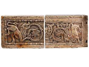 Paar Marmorblöcke mit frontalen, spätromanischen Reliefornamenten