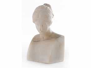 Alabaster-Büste einer jungen Frau mit hochgebundenem Haar