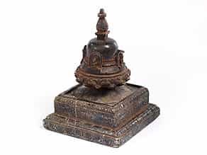 Nepalesische Reliquiar-Stupa in Stein