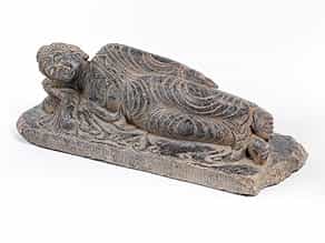 Steinfigur eines schlafenden Buddha