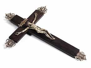 Holzkreuz mit silbernem Corpus Christi