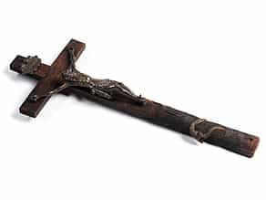 Holzkreuz mit Corpus Christi in Zinn