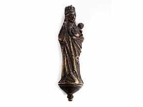 Kleine Bronze-Hochrelieffigur einer Madonna mit Kind