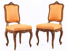 Elegantes Paar Stühle im Rokoko-Stil