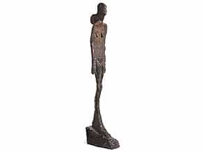 Moderne Bronzefigur einer schlanken Frauengestalt