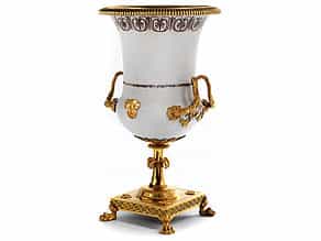 Äußerst seltene Milchglas-Amphorenvase mit vergoldeter Bronzedekoration