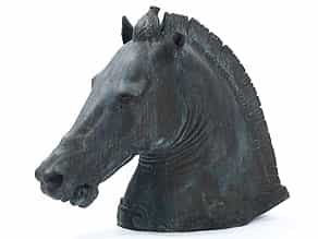 Imposanter, lebensgroßer Pferdekopf in Bronze
