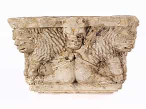 Steinkapitell mit sitzenden Löwen