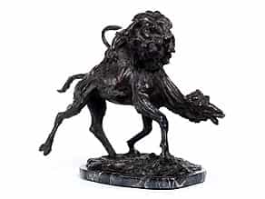Skulptur eines Löwen, ein Dromedar oder ein Kamel angreifend