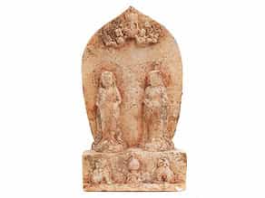 Marmor-Stele mit zwei stehenden Bodhisattvas