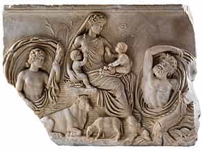 Relief nach dem Vorbild des Tellusreliefs von der Ara Pacis in Rom, dem Friedensaltar des Kaisers Augustus, der im Jahre 9 v. Chr. eingeweiht wurde