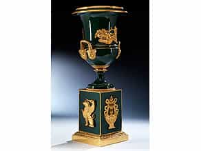 Große Sockelvase in Porzellan und feuervergoldeter Bronze, sog. Medici-Vase
