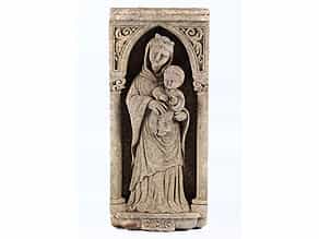 Andachtsbild einer stehenden Madonna mit Kind in Stein