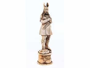 Kleine Elfenbeinfigur eines auf seinem Schild stehenden, gallischen Fürsten