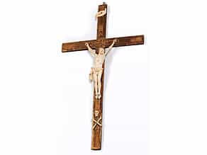 Kruzifix mit Corpus Christi in Elfenbein im Viernageltypus