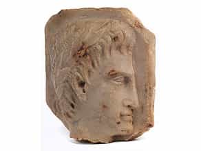 Kleines Marmor-Relief mit Darstellung eines Cäsarenkopfes (wohl Augustus)