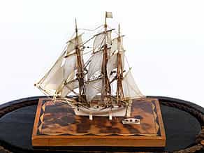 Miniatur-Schiffsmodell in Elfenbein