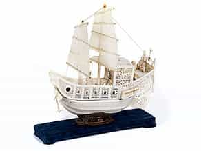 Modellschiff in Elfenbein