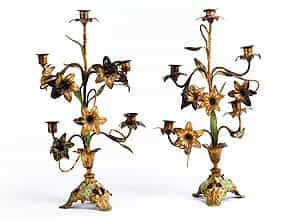 Paar floral gestaltete, metallene Kerzenleuchter