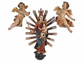 Schnitzfigurengruppe einer Maria im Strahlenkranz mit dem Jesuskind sowie ein Paar schwebende Putten