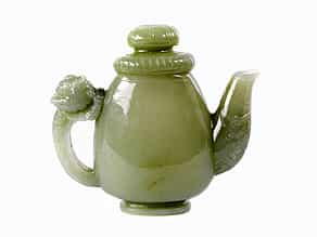 Teekännchen in hellgrüner Jade