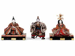 Drei japanische, bekleidete Figuren